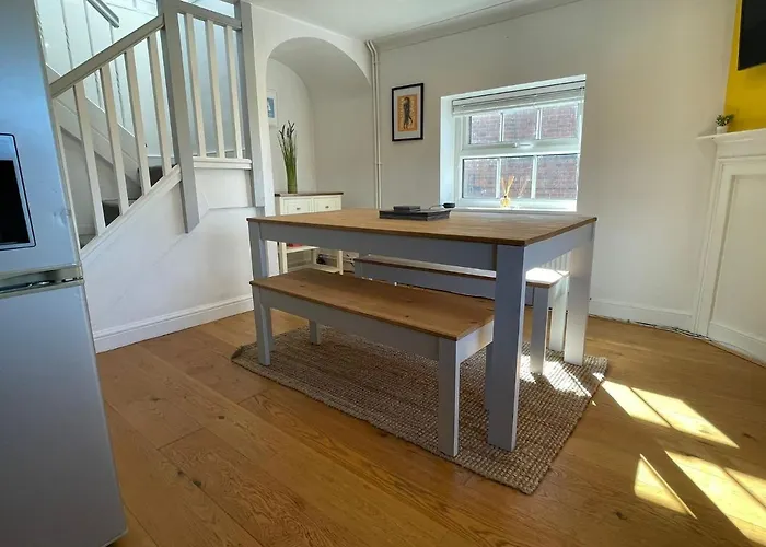 Stylish 2 Bedroom Apartment Close To Beaches