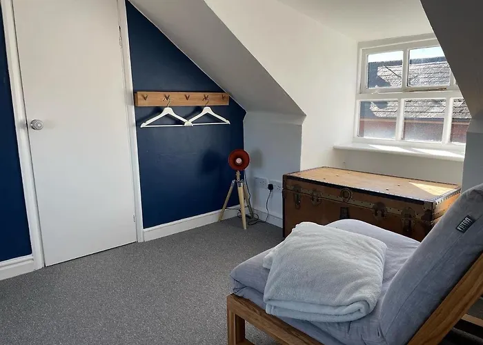 Stylish 2 Bedroom Apartment Close To Beaches