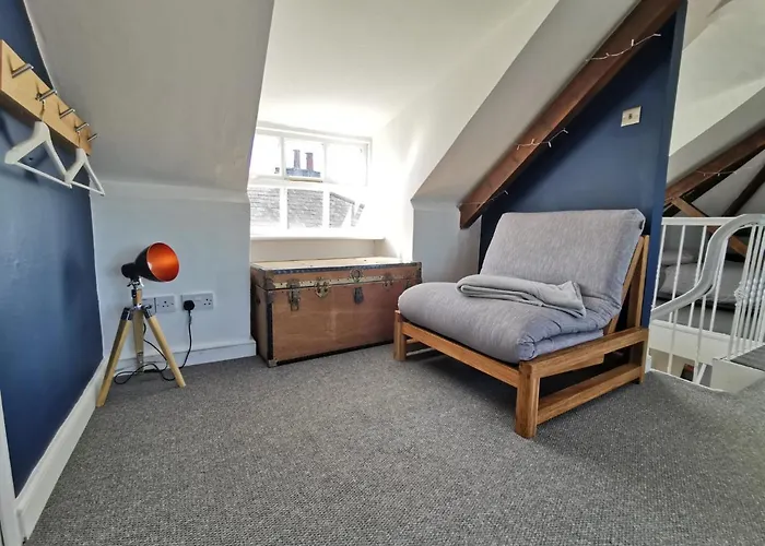 Stylish 2 Bedroom Apartment Close To Beaches