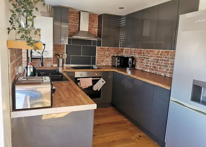 Stylish 2 Bedroom Apartment Close To Beaches