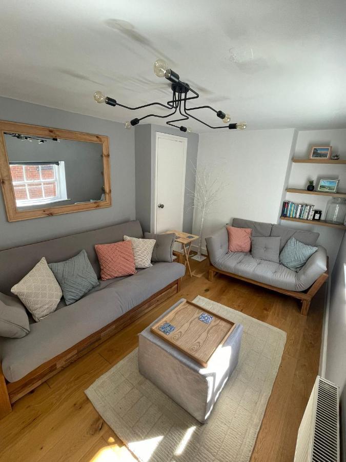 Stylish 2 Bedroom Close To Beaches Apartment *