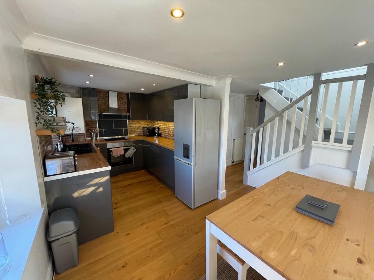 Stylish 2 Bedroom Close To Beaches *