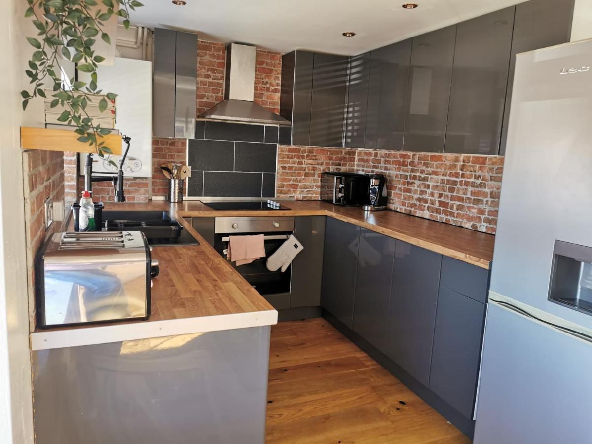 Stylish 2 Bedroom Close To Beaches Apartment